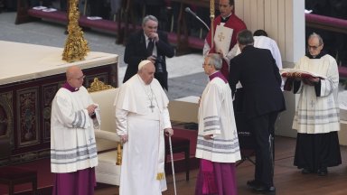 Светът се сбогува с папа Бенедикт Шестнадесети във Ватикана (видео)