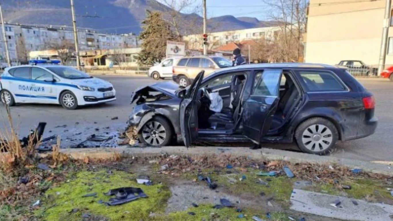 Шестима пострадаха при сблъсък на оживено кръстовище във Враца