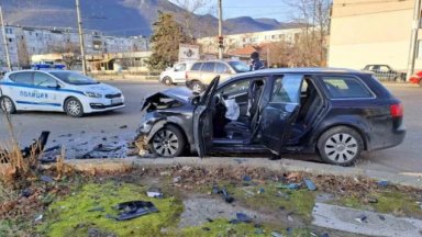 Шестима души пострадаха при катастрофа на оживено кръстовище във Враца
