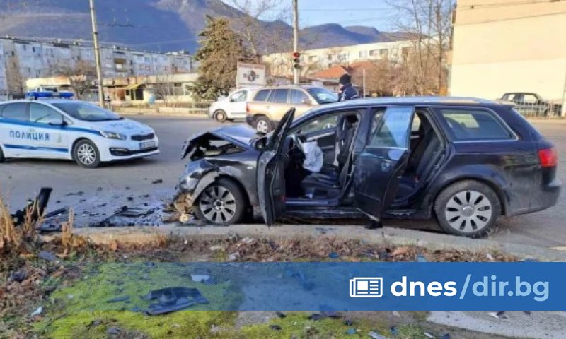 Шестима души пострадаха при катастрофа на оживено кръстовище във Враца,