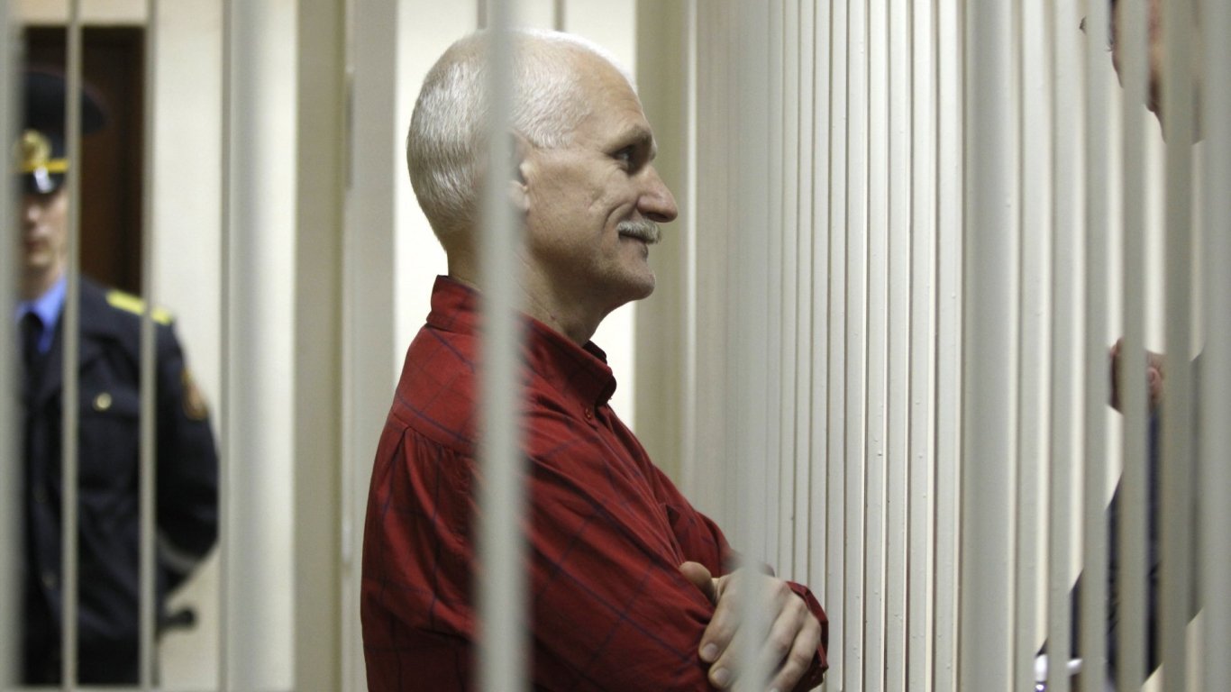 Започна съдебният процес срещу беларуския правозащитник и Нобелов лауреат Алес Беляцки