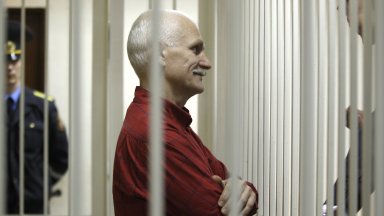 В Минск днес започна съдебен процес срещу беларуския правозащитник и