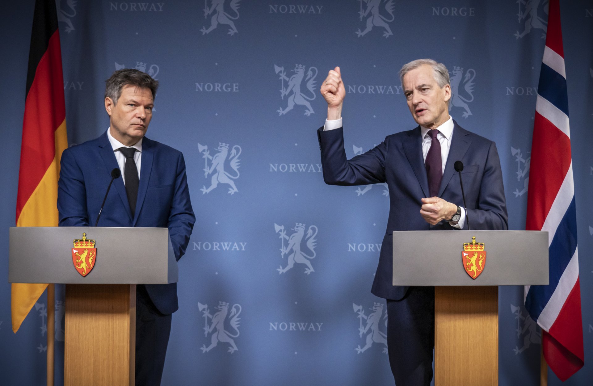 Норвежкият премиер Юнас Гар Стьоре и германският вицеканцлер и министър на икономиката и климата Роберт Хабек говорят пред медиите в Осло