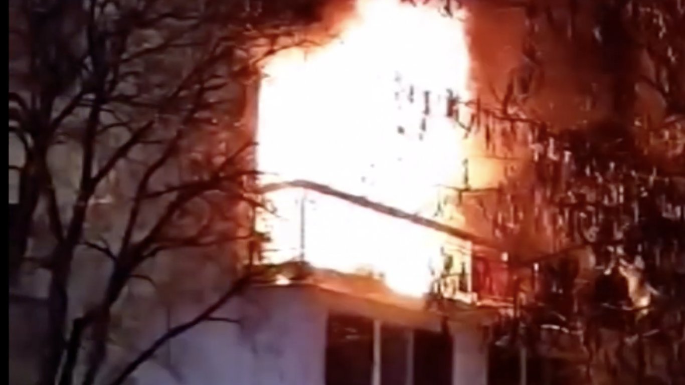 Възрастна жена загина при пожар в Русе, докато търси помощ от домоуправителя (видео)