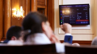 Без дебати и само за няколко минути парламентът отхвърли декларацията