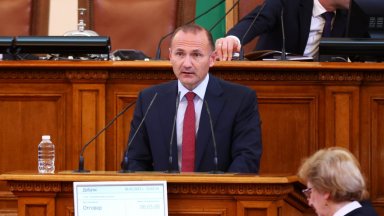 В люта разпра в парламента БСП поиска Росен Христов да върне заплати за 10 месеца 