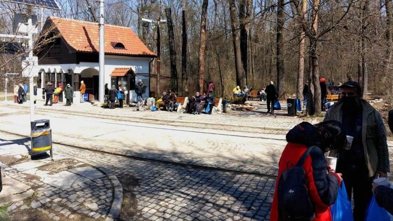 Мотористи раздават топъл обяд на спирка "Вишнева" всяка събота от Ивановден до април