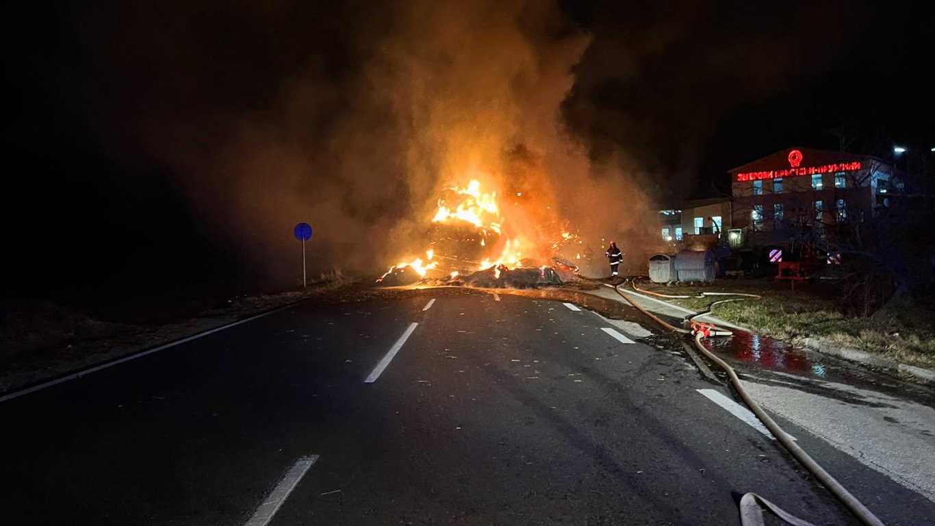 Два камиона се запалиха близо до град Шипка, пътят към прохода е затворен