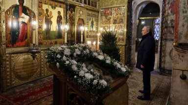 Путин присъства сам на празнична служба в катедралата в Кремъл