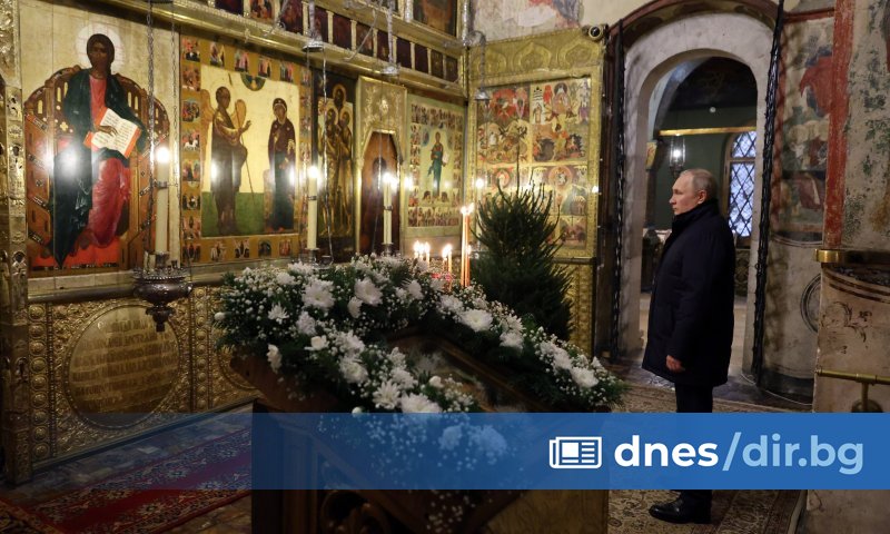 Руският президент Владимир Путин присъства сам на празнична служба на