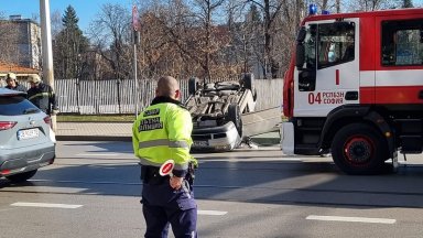 Два автомобила се удариха на кръстовището на бул Черни връх