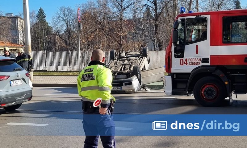 Два автомобила се удариха на кръстовището на бул. Черни връх