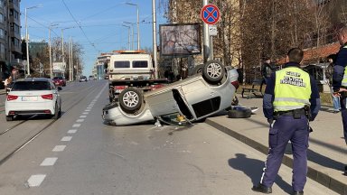 Два автомобила се удариха на кръстовището на бул Черни връх