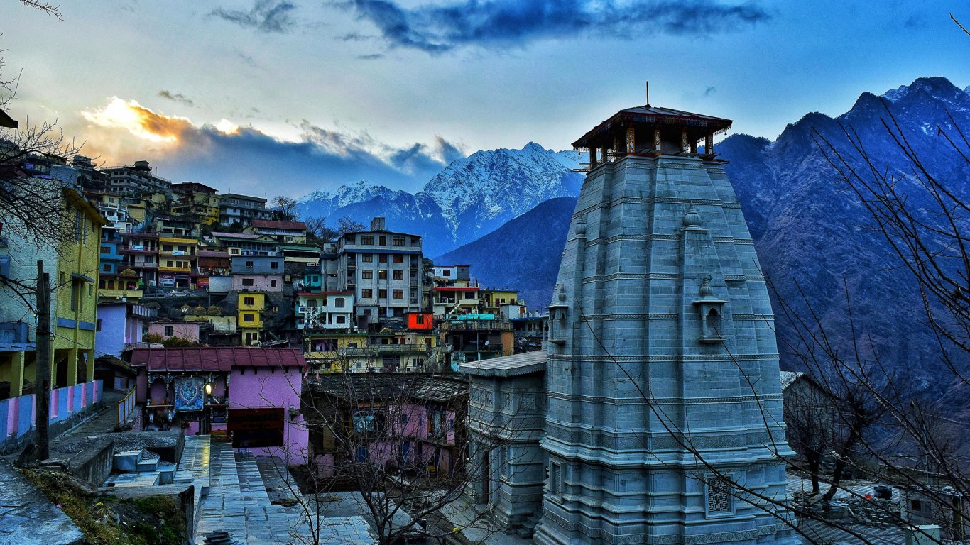 Индийски град в Хималаите потъва, стотици къщи са пред срутване