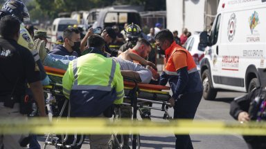 Най малко един човек загина и 16 са ранени при сблъсък
