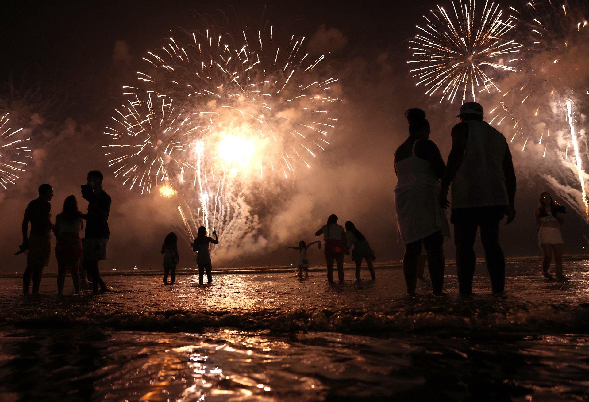 Бразилците празнуват с фойерверки началото на Новата година на плажа Гонзага, но и изпращат футболната икона Пеле в последния му път.  