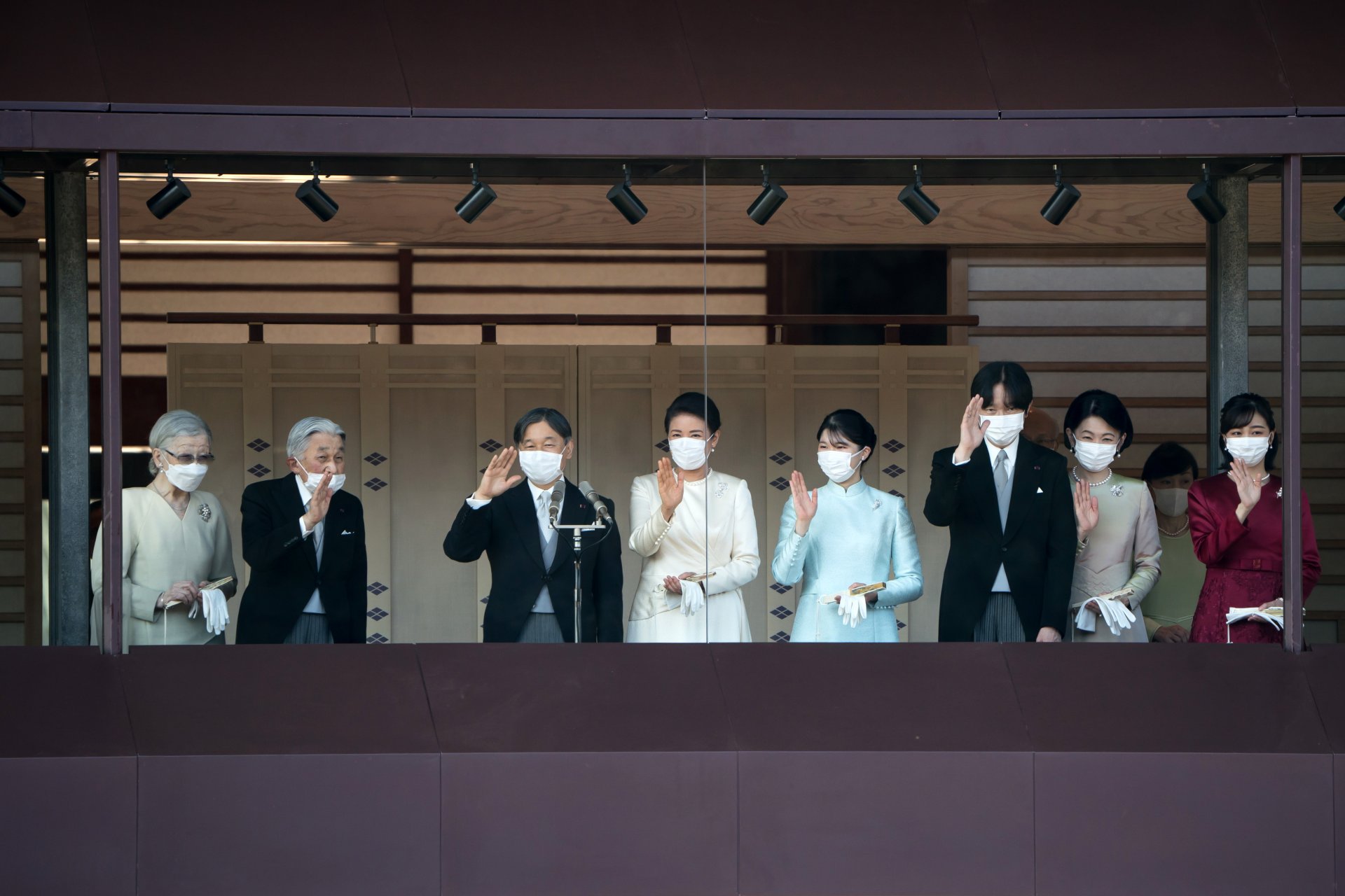 (отляво надясно) Императрица Емерита Мичико, император Акихито, император Нарухито, императрица Масако, принцеса Аико, престолонаследникът принц Фумихито от Акишино, престолонаследникът принцеса Кико от Акишино и принцеса Како от Акишино 