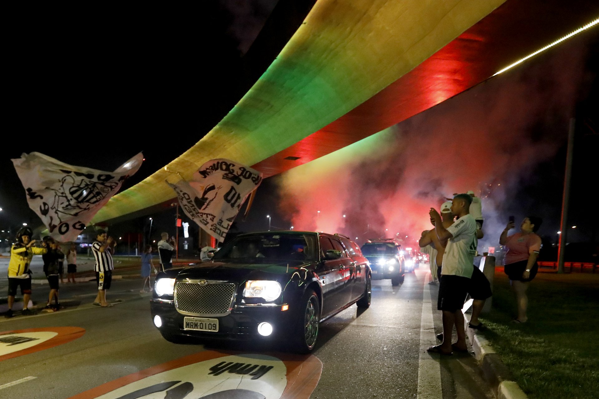  Катафалката, носеща ковчега на Пеле, пристига в Сантос, докато фойерверки изпращат футболната легенда на стадиона на 2 януари 2023 г. в Сантос, Бразилия.