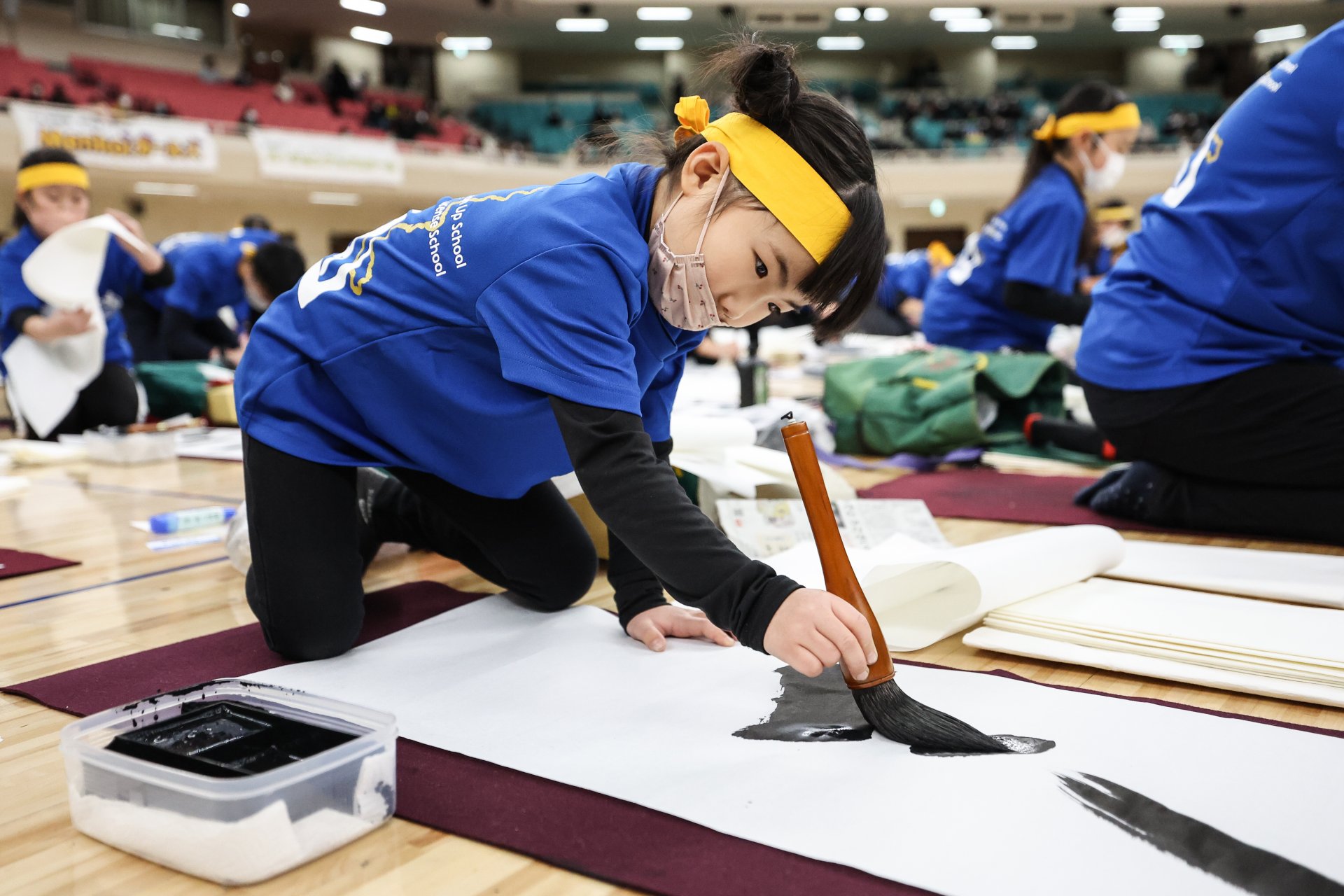 Участничка работи върху своята калиграфия по време на 59-ия конкурс за калиграфия Kakizome в зала Nippon Budokan на 05 януари 2023 г. в Токио, Япония.