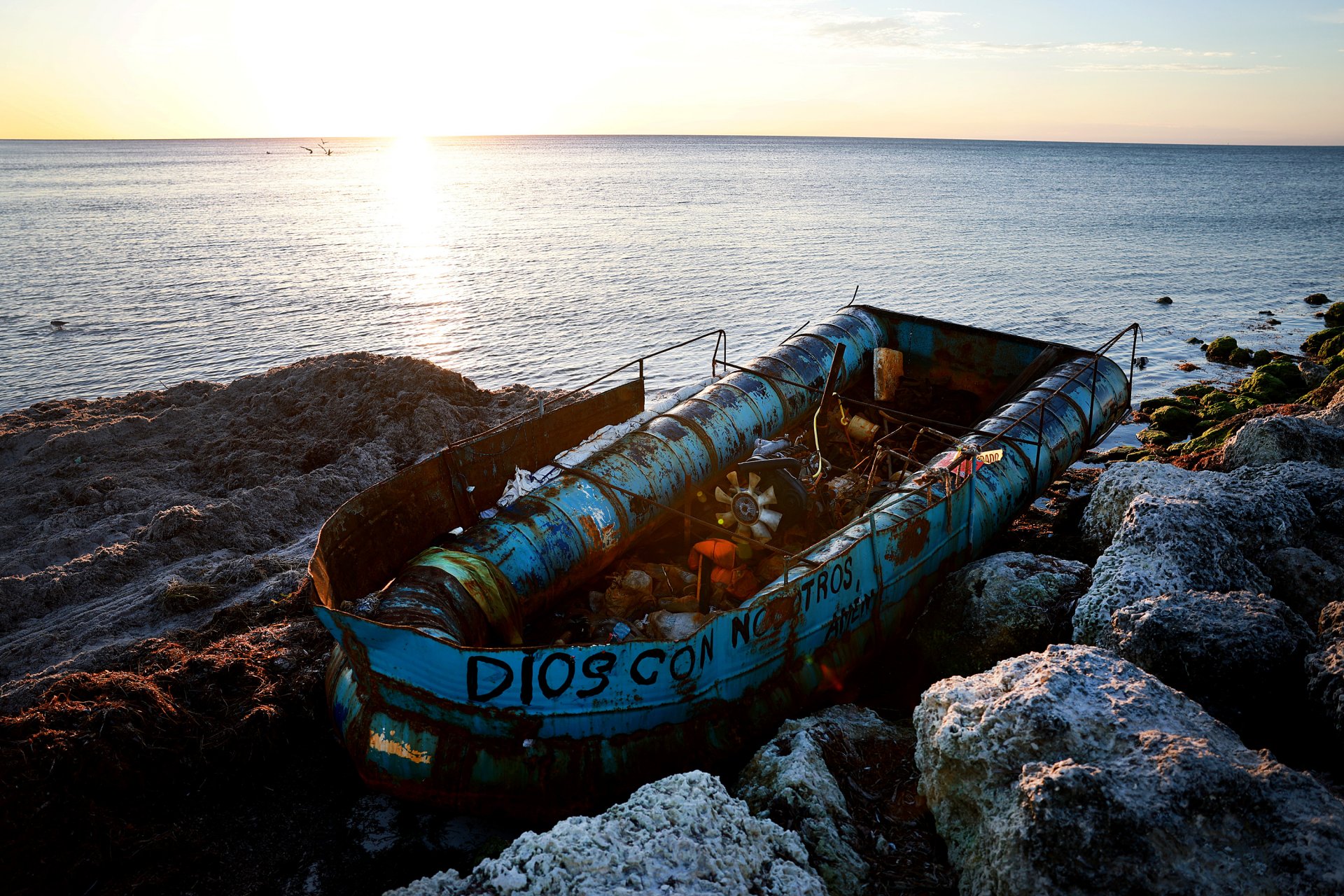 Лодка, оставена покрай бреговата линия, след като е била използвана за транспортиране на кубински мигранти от островната държава до Америка
