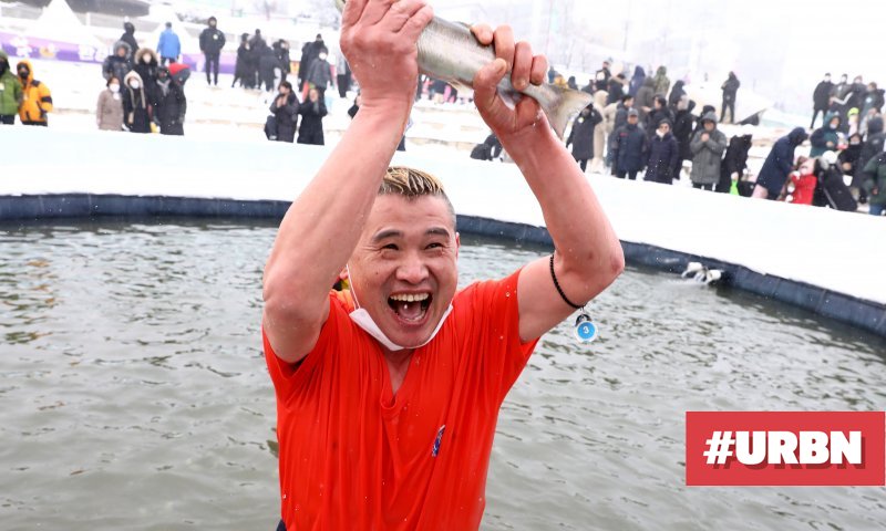 Мъж с улова си - риба, по време на ледения фестивал Hwacheon Sancheoneo ...