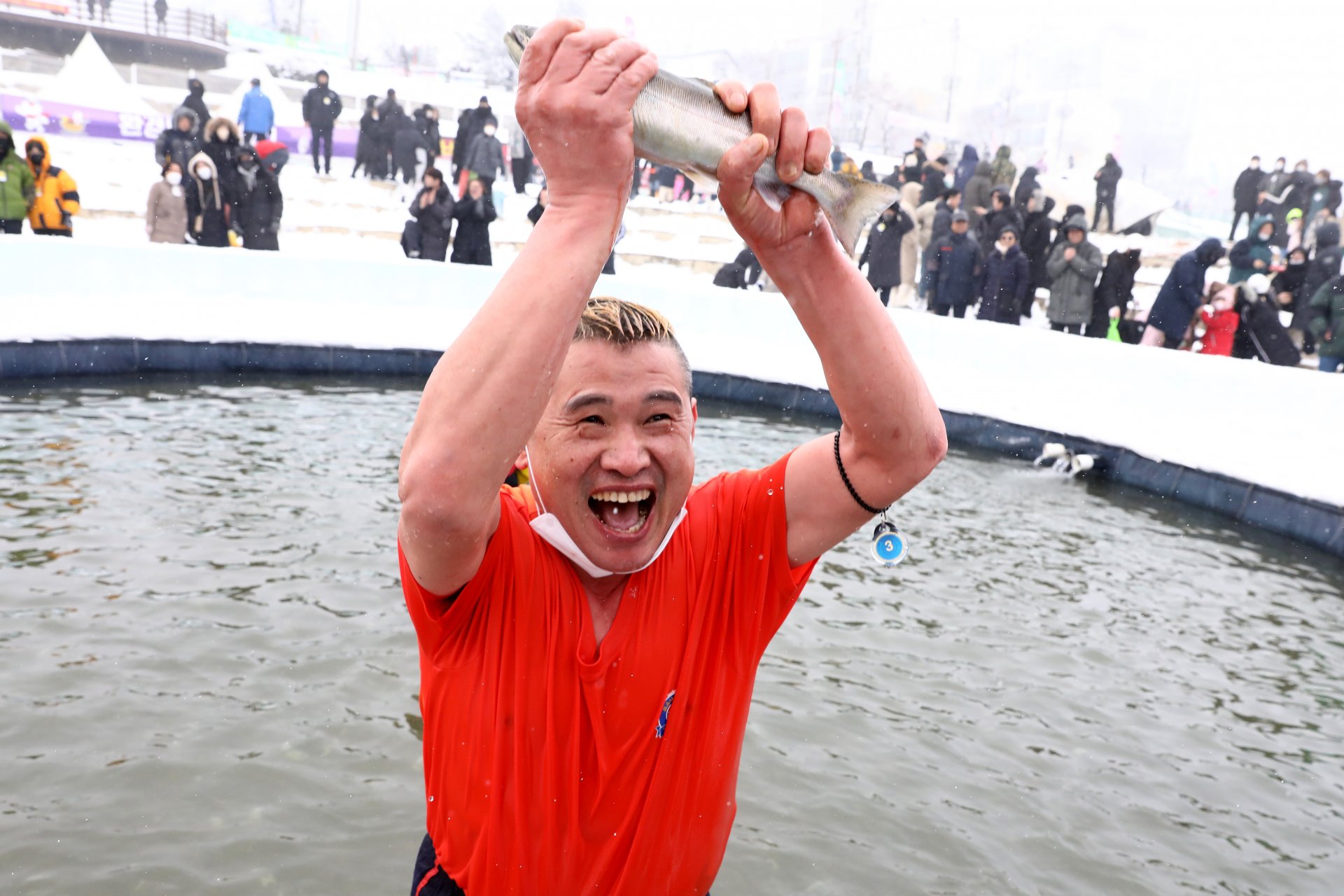 Мъж с улова си -  риба, по време на ледения фестивал Hwacheon Sancheoneo на 07 януари 2023 г. в Южна Корея. 