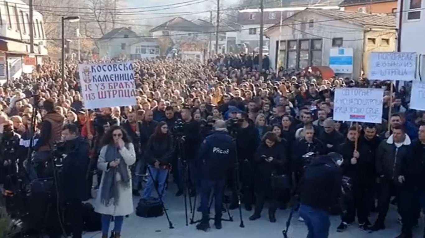 Хиляди протестираха  в Косово срещу нападение над двама млади сърби от етнически албанец (видео)