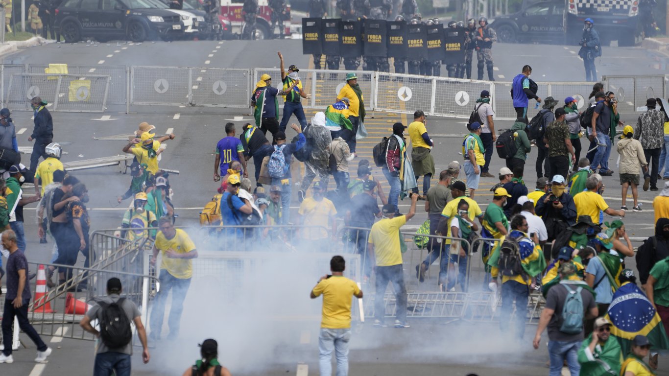Разследват Болсонаро за подстрекаване на бунта в Бразилия от 8 януари