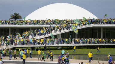 Хиляди бразилци които подкрепят бившия президент Жаир Болсонаро нахлуха във