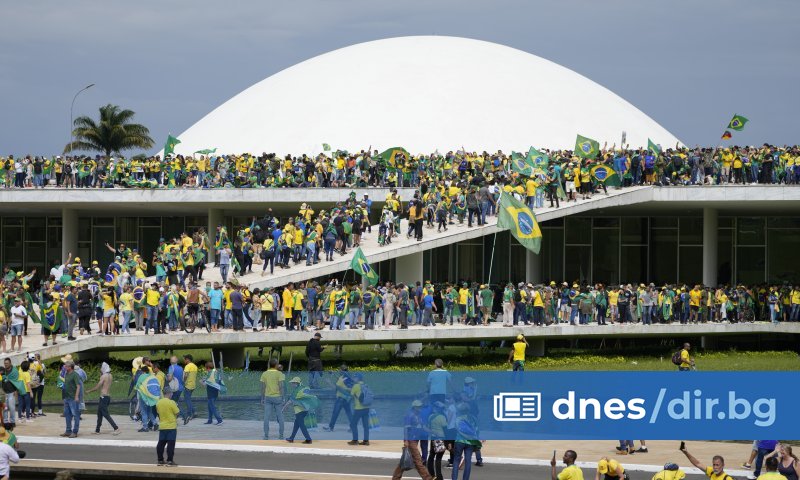 Хиляди бразилци, които подкрепят бившия президент Жаир Болсонаро, нахлуха във