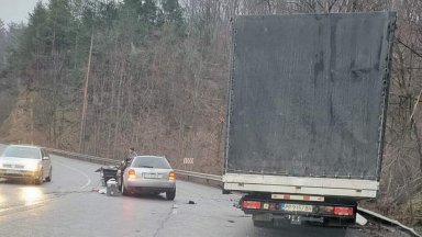 Пътната настилка е заледена информират свидетели
Лек автомобил и камион катастрофираха