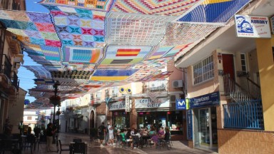 За някои вече е лято - плетен навес на една кука за центъра на горещ испански град