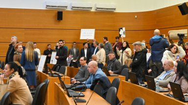 Липса на кворум провали и втората извънредна сесия за Международния панаир в Пловдив