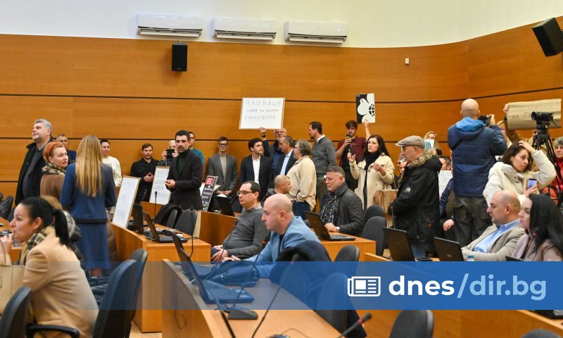 За втори път липсата на кворум провали извънредната сесия по