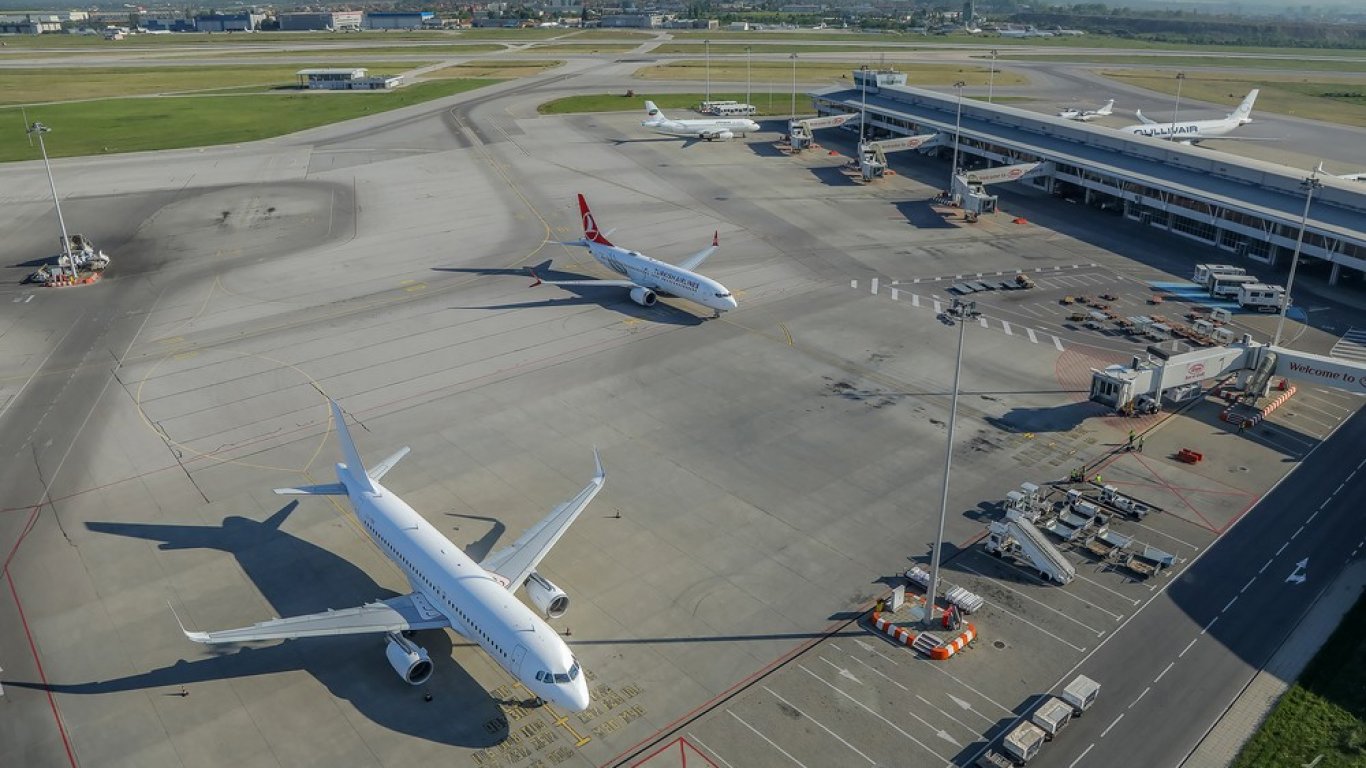 Пътник почина след слизане от самолет: Имало ли е дефибрилатор на летището в София