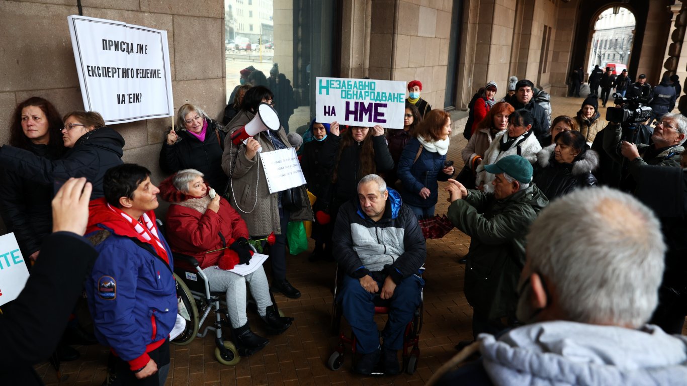 Хора с увреждания излязоха на протест пред МС за по-бързо издаване на ТЕЛК решения