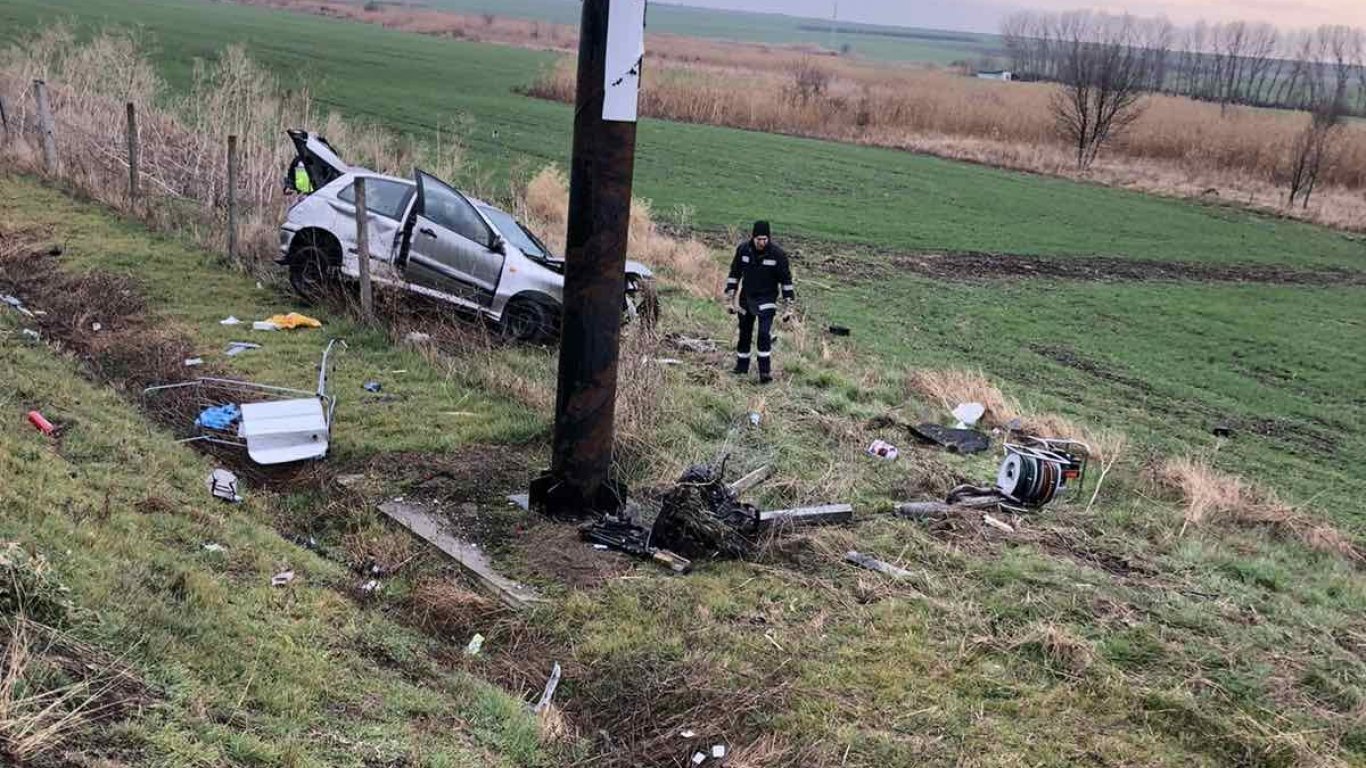 Две коли излетяха от магистрала "Тракия" след сблъсък край Бургас (снимки)