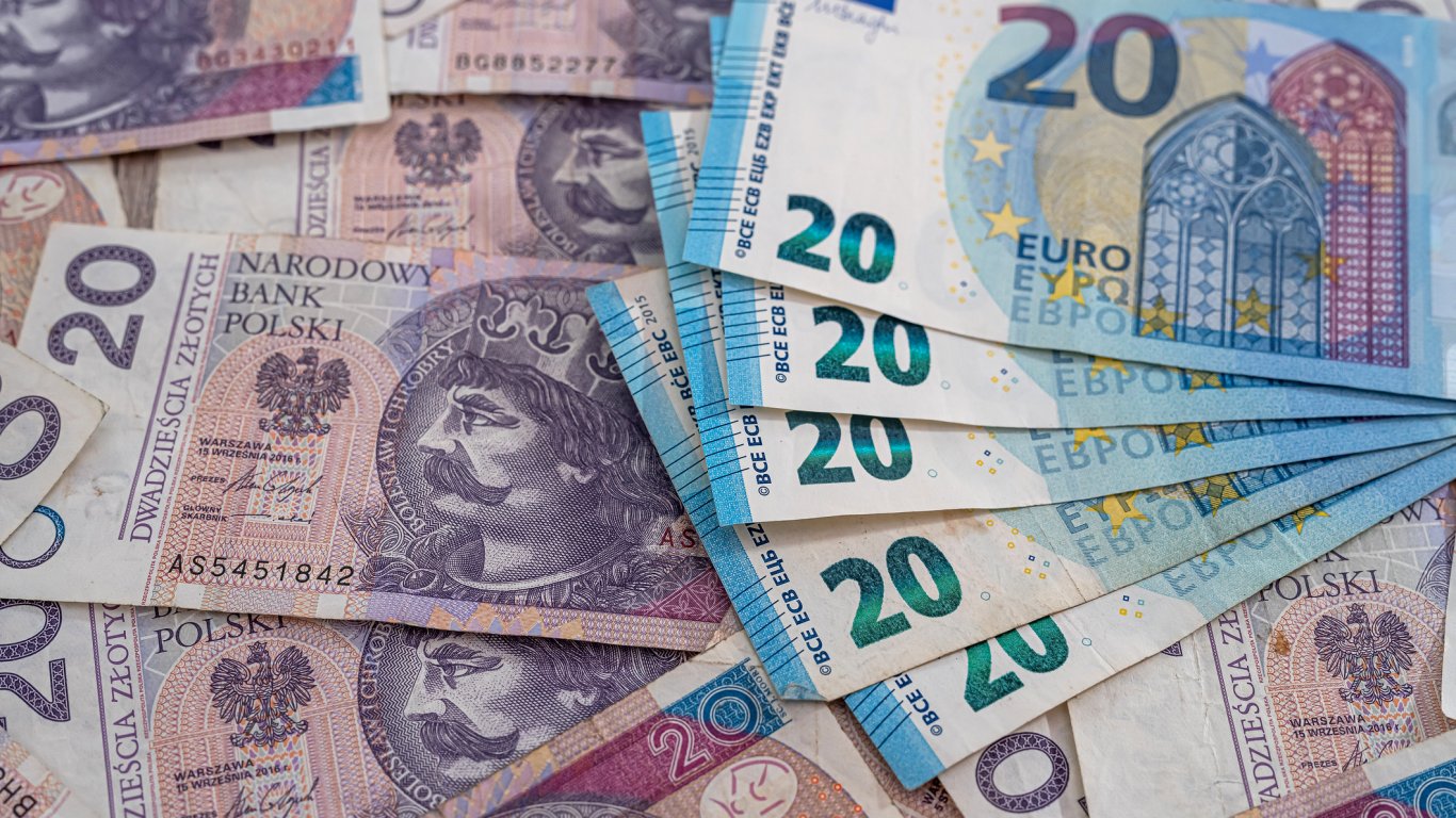 Опрос показал, что большинство поляков против принятия евро 