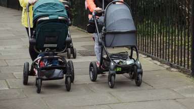 Семействата на бебетата които бяха разменени след раждането си в