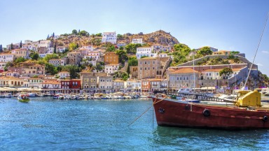 Гръцкият остров на щастливите магарета и холивудските звезди