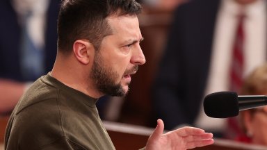 Володимир Зеленски проведе телефонен разговор с френския президент Еманюел Макрон В