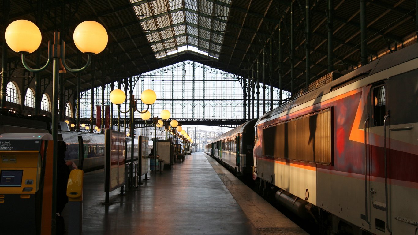 Мъж намушка петима, сред които и полицай, на гара в Париж