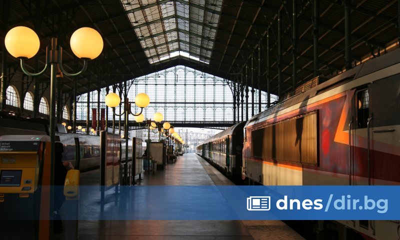 Мъж намушка няколко души на гара в Париж, след което