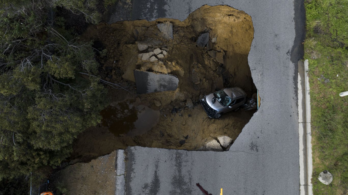 Огромна яма се отвори и погълна коли в Калифорния, спасяваха майка и дъщеря (снимки/видео)