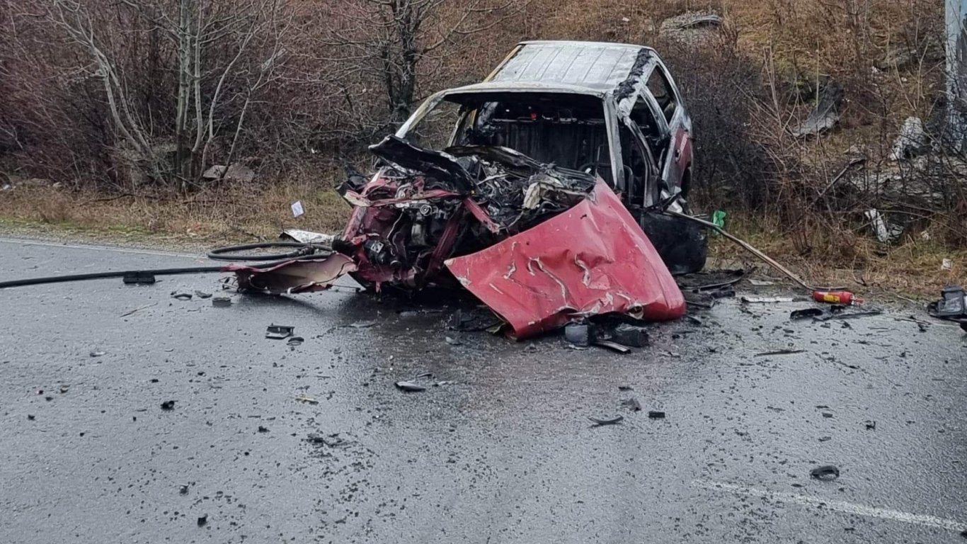 Шофьор загина след удар в билборд на изхода на Кърджали, а колата му изгоря