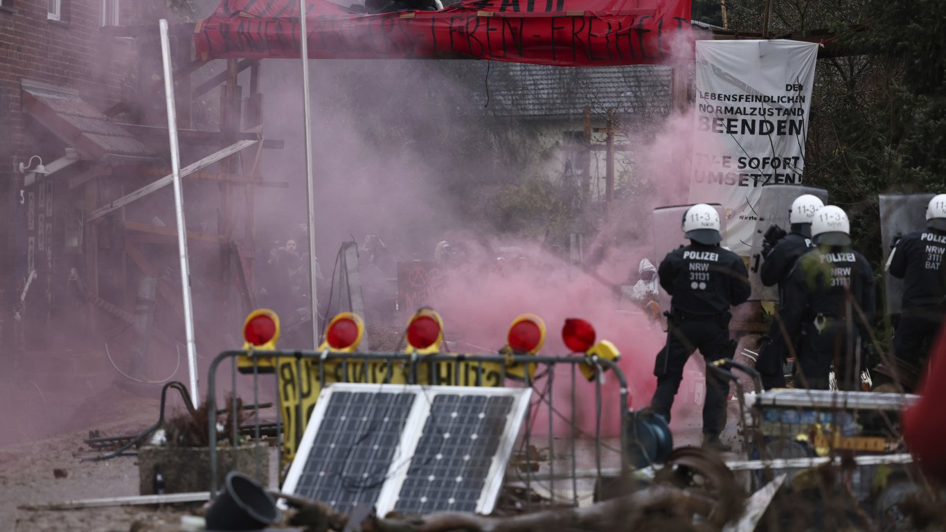 Заради находище на въглища немската полиция атакува окупирано от екоактивисти градче