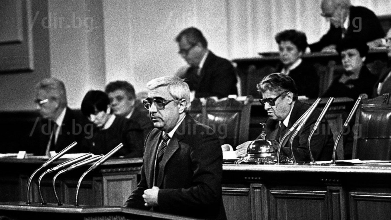 Преди 33 години: Ръководната роля на БКП отпада от Конституцията, но член 1 все още остава