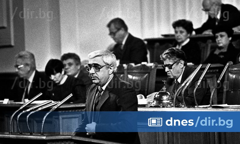 Точно преди 33 години и 2 ни, на 15 януари