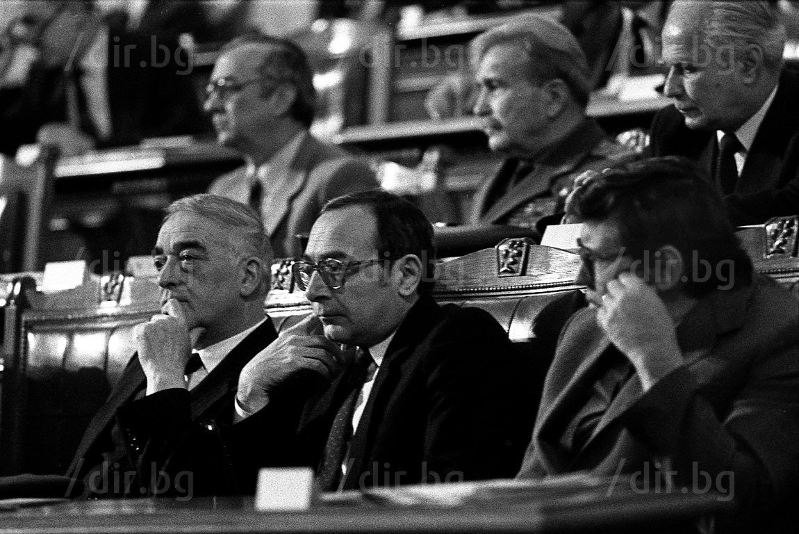 В средата с очилата - Бойко Димитров, външен министър, зад него ген. Добри Джуров, министър на отбраната. Отляво на Димитров е финансовият министър Белчо Белчев
