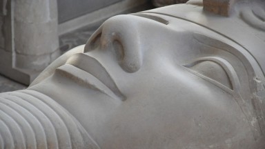 Задържаха трима души при опит за кражба на 10-тонна статуя на фараона Рамзес Втори